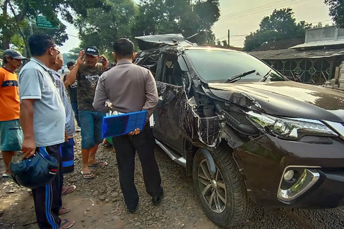 TABRAK RAMBU: Mobil Toyata Fortuner Nopol B 1439 PJK rusak di bagian depan dan samping setelah menabrak rambu jalan di Jalan Raya Desa Sidodadi, Kecamatan Paiton, Kabupaten Probolinggo, Sabtu (23/1) pagi. Satu korban meninggal dalam kejadian itu. (Satlant
