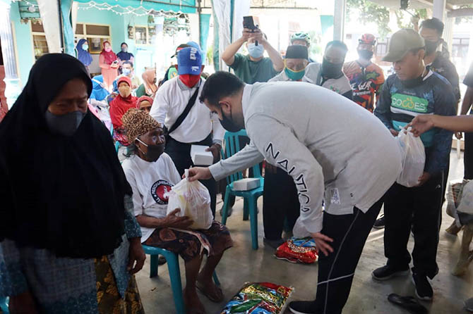 PEDULI LANSIA: Wali Kota Probolinggo Habib Hadi Zainal Abidin, menyerahkan bantuan kepada lansia, beberapa waktu lalu. (Dinsos-PPPA Kota Probolinggo for Jawa Pos Radar Bromo)