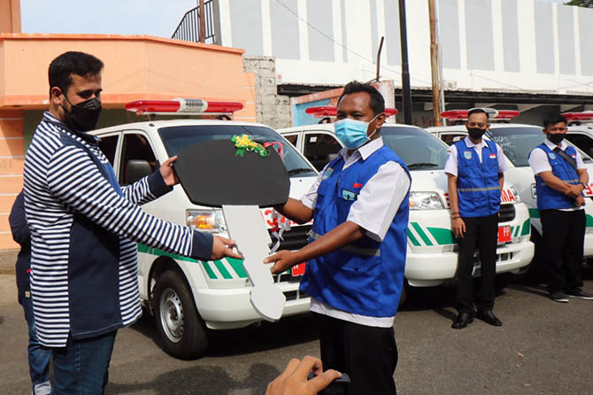 AMBULANS SIAGA: Selama dua tahun, 2019-2020, program Ambulans Siaga di 29 Kelurahan berhasil direalisasikan. Wali Kota Probolinggo Habib Hadi Zainal Abidin me-launching Ambulans Siaga tahun 2019 di Stadion Bayuangga Kota Probolinggo. (Diskominfo Kota Prob