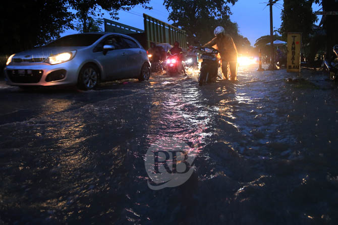 MACET: Jalan Raya Dringu macet sepanjang 3 kilometer akibat jalan raya banjir setelah hujan deras mengguyur mulai siang sampai sore, Kamis (28/1). (Foto: Zainal Arifin/Jawa Pos Radar Bromo)