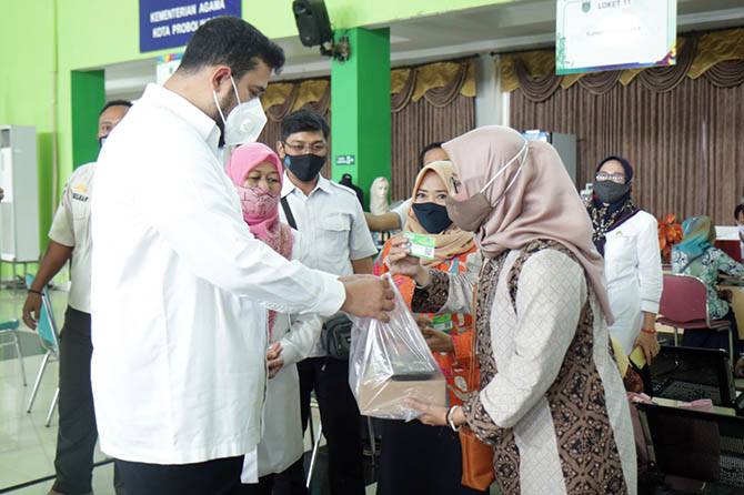 IDENTITAS: Wali Kota Probolinggo Habib Hadi Zainal Abidin mendapatkan bingÂ­kiÂ­san produk dari salah satu pelaku UMKM usai menyerahkan Kartu E-UMKM. (Diskominfo Kota Probolinggo For Jawa Pos Radar Bromo)