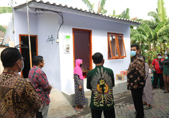 ZERO RTLH: Wali Kota Probolinggo Habib Hadi Zainal Abidin meninjau salah satu rumah tidak layak huni (RTLH) di Kota Probolinggo. (Foto: Zainal Arifin/Jawa Pos Radar Bromo)