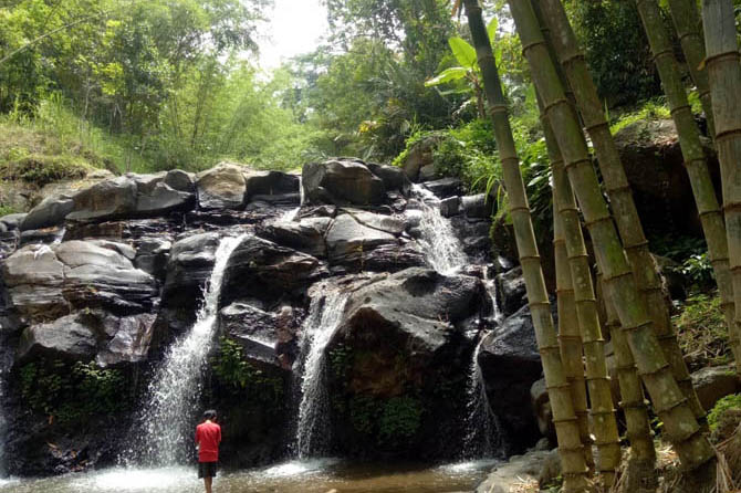 EMPAT KUCURAN: View Coban Danyang dilihat dari kejauhan. Meski terdapat batuan yang licin, jalan yang tidak terlalu curam menjadikan tempat ini aman untuk dikunjungi. (Foto: Mukhamad Rosyidi/Jawa Pos Radar Bromo)