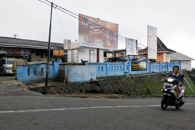 DIUSULKAN: Pasar Sukapura diajukan Pemkab Probolinggo untuk menjadi pasar wisata. (Foto: Arif Mashudi/Jawa Pos Radar Bromo)