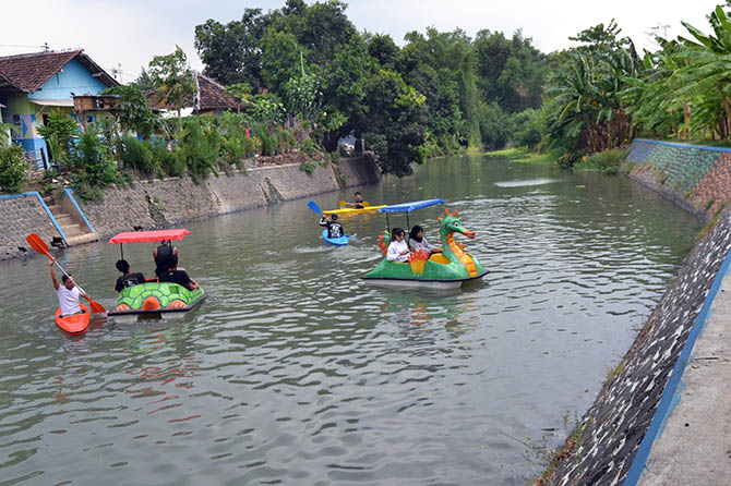 WISATA AIR: Sejumlah wisatawan menikmati sepeda air dan kano di Dam Pleret 1904 di Desa Pleret, Kecamatan Pohjentrek, Kabupaten Pasuruan. (Mukhamad Rosyidi/Jawa Pos Radar Bromo)