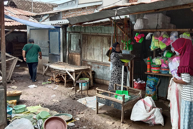 LEBIH SEPI: Kondisi Pasar Desa Ketompen, Kecamatan Pajarakan, lebih sepi dari biasanya. Pedagang menutup lapak dan sedikit pembeli yang datang. (Foto: Achmad Arianto/Jawa Pos Radar Bromo)
