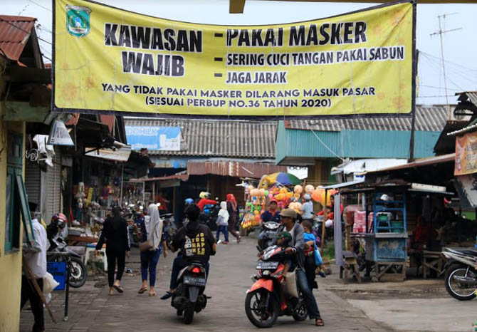 PERLU DIPERBAIKI: Sejumlah warga keluar-masuk di Pasar Pandaan, Kabupaten Pasuruan, beberapa waktu lalu. Kini, Disperindag kembali mengusulkan perbaikan pasar daerah ini. (Foto: Mokhamad Zubaidillah/Jawa Pos Radar Bromo)