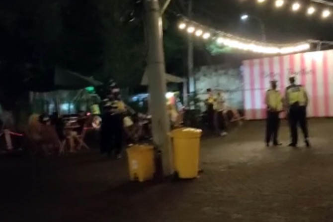 BERLAKUKAN JAM MALAM: Petugas saat mendatangi Kopi Langit di Beji.