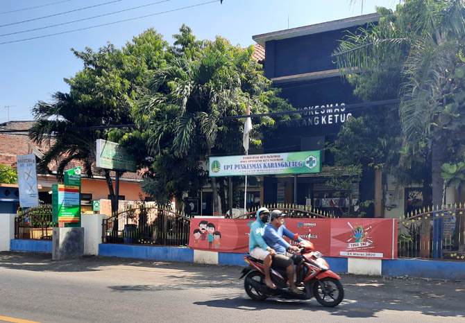 DIAJUKAN LAGI: Tampak depan Puskesmas Karangketug saat pagi hari. Puskesmas ini bersama 5 lainnya kembali diajukan untuk reakreditasi kembali. (Foto: Fahrizal Firmani/Jawa Pos Radar Bromo)