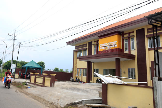 DIPERPANJANG: Gedung Sub Mapolsek Kanigaran, Polres Probolinggo Kota. Pembangunan gedung ini dinyatakan selesai Jumat (22/1). Namun masih dalam masa perpanjangan waktu pengerjaan. (Dok. Radar Bromo)