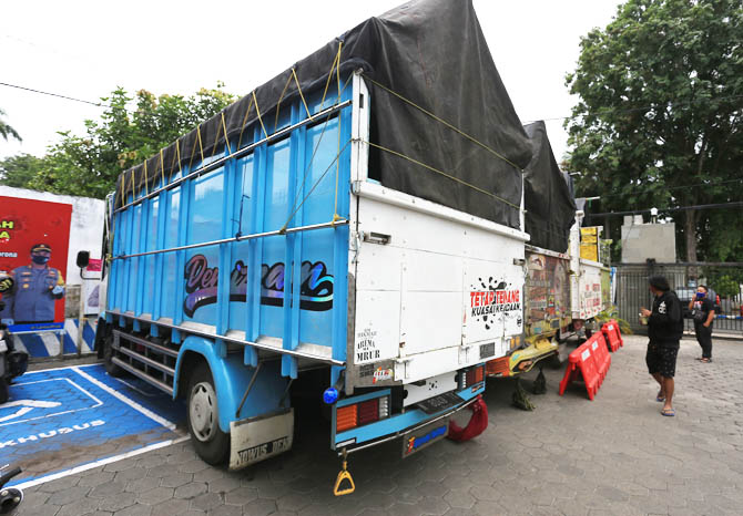DITINDAK: Empat truk yang berhasil diamankan Satlantas Polres Probolinggo pada Rabu (13/1) malam. Keempat truk ini melaju ugal-ugalan di jalan raya. (Foto: Zaenal Arifin/Jawa Pos Radar Bromo)