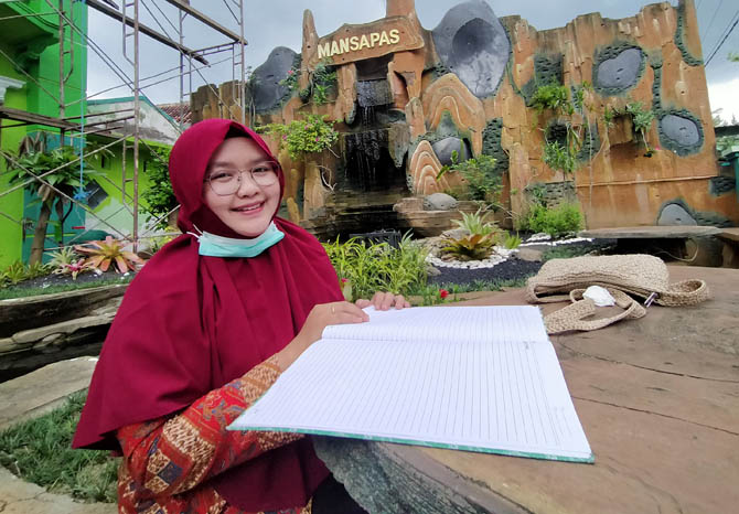 BAHAGIA: Fauziah, guru honorer Bahasa Jepang MAN 1 Pasuruan saat ditemui di sekolahnya. (Foto: Iwan Andrik/Jawa Pos Radar Bromo)