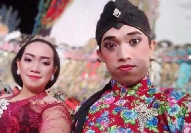 KETEMU JODOH: Kurniawan dan istrinya Rosita Isabella saat tampil bareng sebagai sinden. Di panggung, dia bertemu Rosita dan akhirnya menikah. (Foto: Kurniawan for Jawa Pos Radar Bromo)