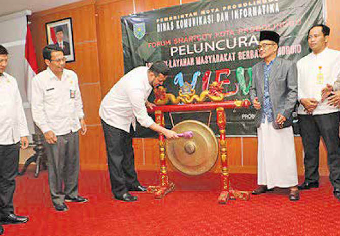 PELUNCURAN: Wali Kota Probolinggo Habib Hadi Zainal Abidin menabuh gong sebagai tanda diluncurkannya View Probolinggo. (Foto: Kominfo for Jawa Pos Radar Bromo)