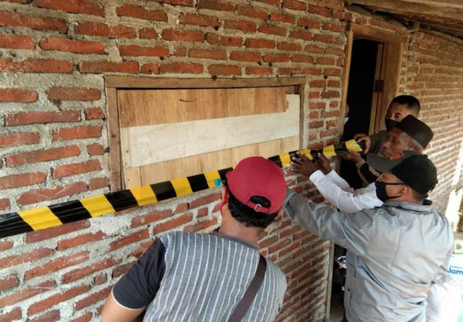 DISEGEL: Satpol PP Kabupaten Probolinggo bersama Pemerintah Desa Klampokan, Kecamatan Besuk, menutup tempat mangkal PSK di Desa Klampokan, beberapa waktu lalu. (Foto: Dok. Radar Bromo)