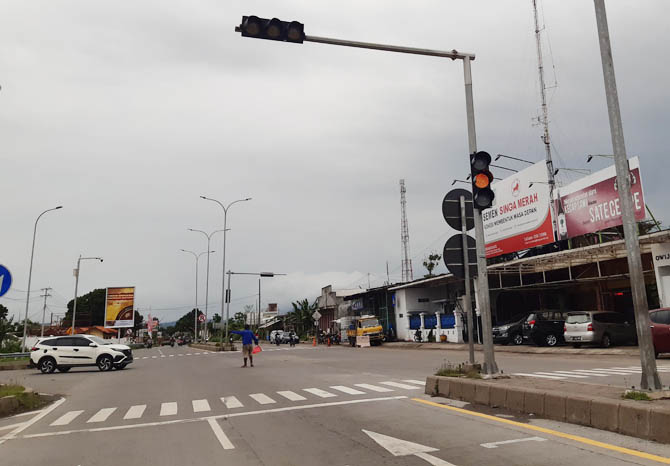 SUDAH MENYALA: Traffic light di exit tol Leces yang nampak sudah menyala klembali. (Foto: Arif Mashudi/Jawa Pos Radar Bromo)