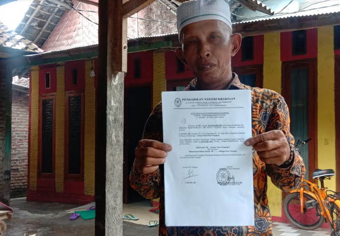 UPAYA HUKUM: Hasan memperlihatkan pengajuan upaya hukum banding yang dilakukan pada 20 Januari 2021. (Foto: Agus Faiz Musleh/Jawa Pos Radar Bromo)