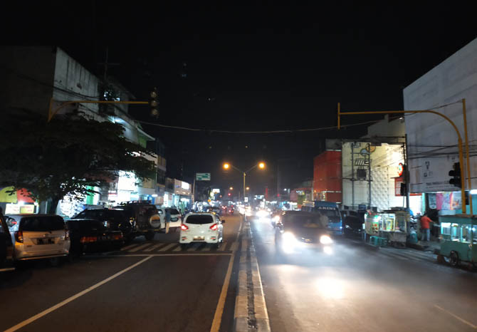RUSAK: Sejumlah pengendara melintas di Jalan R.A. Kartini, di Kelurahan Jogosari, Kecamatan Pandaan, Kabupaten Pasuruan, yang dilengkapi dengan pelican crossing, namun sudah lama rusak. (Foto: Rizal F. Syatori/Jawa Pos Radar Bromo)