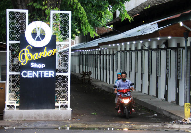 LEBIH CIAMIK: Deretan kios potong rambut di pasar Kebonagung yang sudah dibvenahi dan lebih tertata dan cantik dari penataan. (Foto: M Zubaidillah/Jawa Pos Radar Bromo)