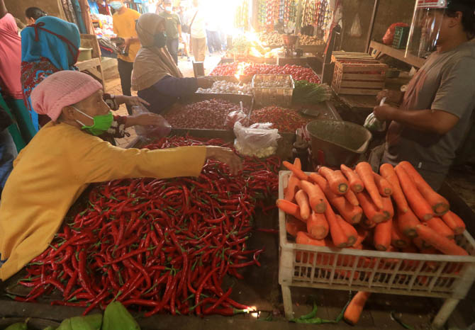 MASIH TINGGI: Pedagang bumbu dapur di pasar Besar Pasuruan. Harga sebagian bahan pokok di pasar fluktuatif di awal tahun ini. (Foto: M Zubaidillah/Jawa Pos Radar Bromo)