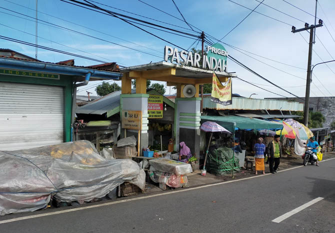 URUNG LAGI: Sejumlah pedagang berjualan di Pasar Indah Tretes, Kabupaten Pasuruan. Tahun ini Pemkab Pasuruan kembali mengurungkan untuk merevitalisasi pasar daerah ini. (Foto: Rizal Fahmi Syatori/Jawa Pos Radar Bromo)
