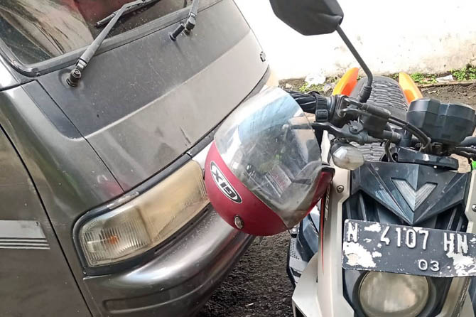 BARANG BUKTI: Motor dan mobil yang terlibat tabrakan di Purwosari diamankan di poslantas. (Rizal Syatori/ Radar Bromo)