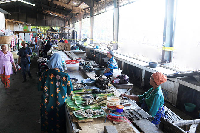 BAKAL DIREVITALISASI: Salah satu sudut di Pasar Karangketug. Tahun ini pemkot menyiapkan anggaran Rp 2,6 miliar untuk revitalisasi blok loak, Pasar Karangketug. (Mokhamad Zubaidillah/Radar Bromo)