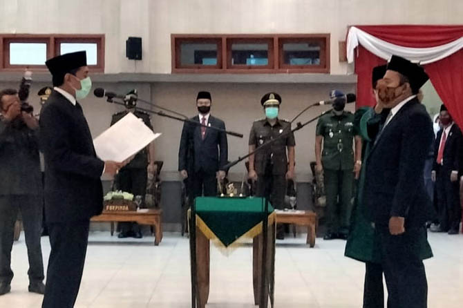 RESMI: Jejeb Anur Khamid saat dilantik sebagai anggota DPRD Kota Pasuruan dari proses PAW, kemarin. (M Busthomi/ Radar Bromo)