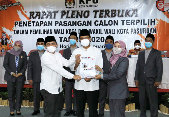UNGGUL: Saifullah Yusuf-Adi Wibowo atau Gus Ipul-Mas Adi resmi menjadi pemenang dalam Pilwali Pasuruan 9 Desember 2020. KPU Kota Pasuruan menetapkannya, Jumat (22/1). (Foto: M Zubaidillah/Jawa Pos Radar Bromo)