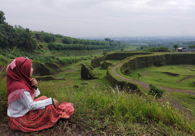 HIJAU: Lembah Dieng, lahan seluas 10 hektare bekas tambang PT Sertu Jaya di Dusun Dieng, Desa Jeruk Purut, Kecamatan Gempol, Kabupaten Pasuruan. Saat ini lokasi ini viral dan banyak didatangi warga untuk wisata swafoto. (Foto: Rizal F. Syatori/Jawa Pos Ra