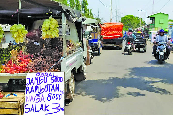 BALIK LAGI: Sejumlah PKL tetap berjualan di Jalan Supriyadi, belakang PT Eratex Djaja, Kota Probolinggo, Selasa (26/1). (Rizky Putra Dinasti/Jawa Pos Radar Bromo)