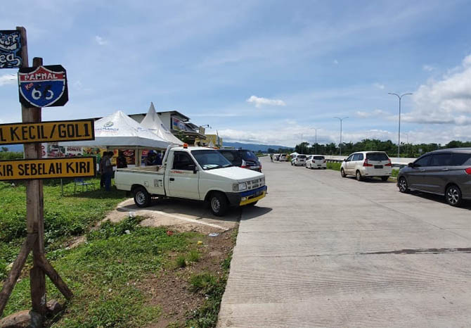 SEGERA DIBANGUN: Sejumlah mobil parkir di rest area tol Pandaanâ€“Malang di Desa Sumbersuko, Kecamatan Purwosari, beberapa waktu lalu. (Foto: Rizal Fahmi Syatori/Jawa Pos Radar Bromo)