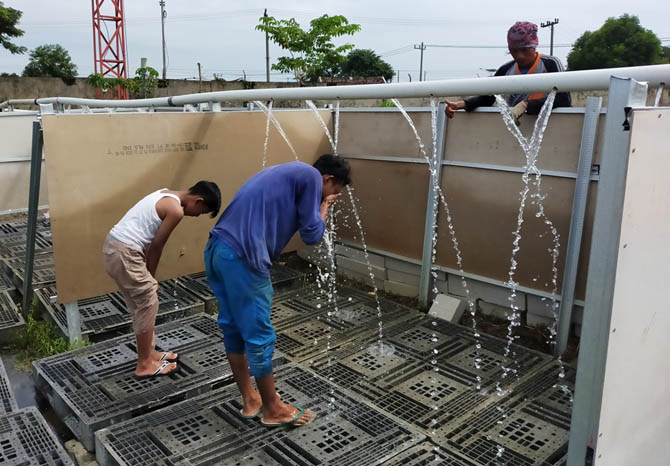 MASIH GRATIS: Sejumlah warga membasuh anggota tubuhnya dengan air dari sumber air panas Kepulungan yang dialirkan lewat pipa. (Foto: Rizal F Syatori/Jawa Pos Radar Bromo)