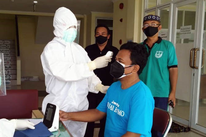 CEK KESEHATAN: Penulis menjalani pemeriksaan kesehatan rutin oleh dokter di Rusunawa Mayangan yang jadi tempat isolasi pasien covid. (Istimewa)