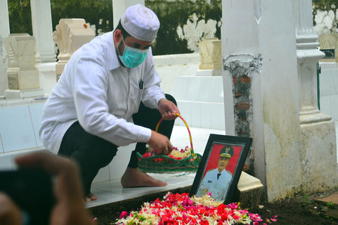 ZIARAH: Wali Kota Habib Hadi Zainal Abidin saat mengawali refleksi 2 tahun memimpin dengan ziarah ke makam Wawali Moch Soufis Subri, Jumat pagi (29/1). (Isnaini Kamila/Magang/ Jawa Pos Radar Bromo)