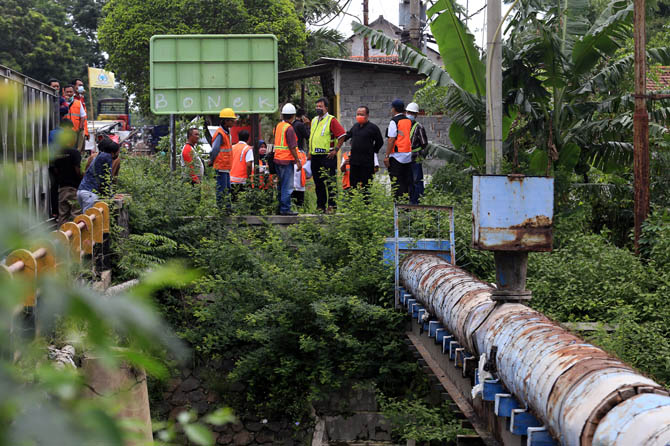 BELUM DIGARAP: Salah satu pipa Perumda Air Minum Bayuangga Kota Probolinggo berada di samping Jembatan Kedungasem, Kota Probolinggo. Selain pipa ini, masih ada pipa berukuran 8 dim yang berada tepat di bawah jembatan. (Zainal Arifin/Jawa Pos Radar Bromo)