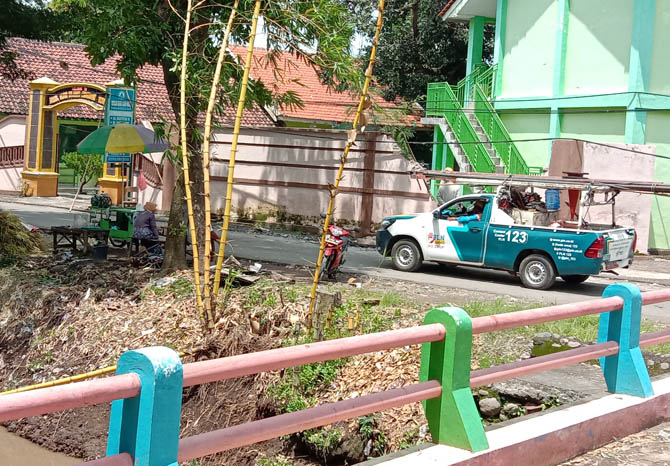 HARUS CEPAT: Mobil milik tim regu eksekusi PLN melakukan penanganan pada tiang listrik yang roboh di Desa Paiton Kecamatan Paiton beberapa waktu lalu. (Foto: Agus Faiz Musleh/Jawa Pos Radar Bromo)