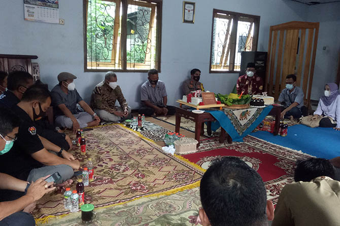SEDERHANA: PWI Pasuruan menggelar tasyakuran HPN ke-75 dengan khusyuk di kantor PWI Pasuruan, (9/2). (Foto: Mukhamad Rosyidi/Radar Bromo)