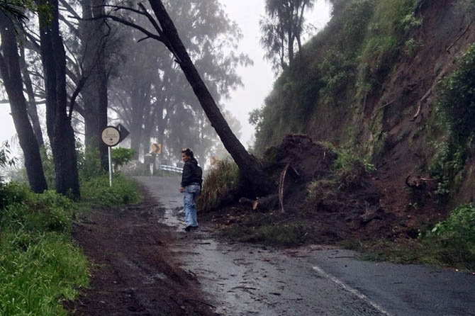 TERGANGGU: Jalur ke Bromo di Desa Wonokitri, Kecamatan Tosari, yang terganggu longsor. Proses pembersihannya sejauh ini masih terkendala alat berat. (Kecamatan Tosari for Jawa Pos Radar Bromo)