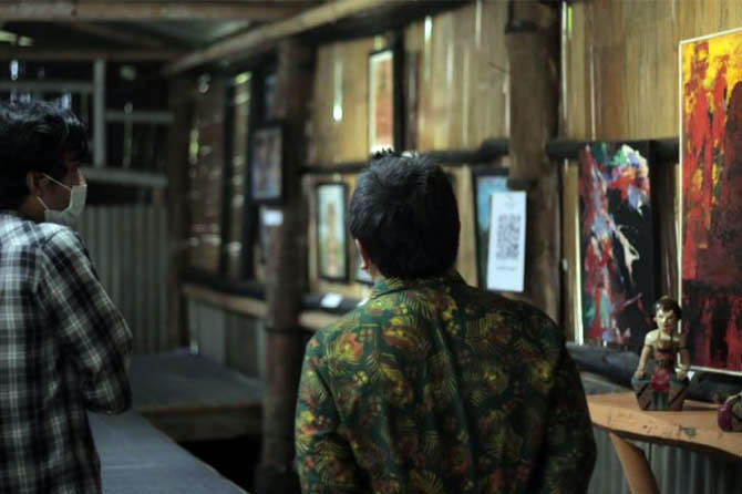 PAMERAN BAKSOS: Karya lukisan di pameran yang digelar Komunitas Seni Arang di Bermi, Krucil. Hasil penjualan karya tersebut akan didonasikan untuk kaum yang berhak. (Foto: Agus Faiz Musleh/Jawa Pos Radar Bromo)