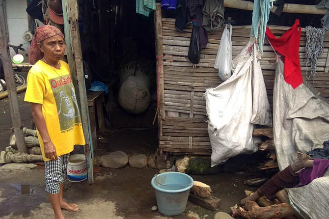 JEBOL: Jumiarsih menunjukkan kandang sapi milik keponakannya, Tohir, yang kemarin dibobol maling. (Rizky Putra Dinasti/Jawa Pos Radar Bromo)