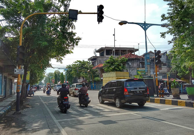 TAK BERFUNGSI: Lampu lalu lintas Perempatan Jalan Panglima Sudirman Kraksaan mati. Akibatnya arus kendaraan menjadi tidak teratur. (Foto: Achmad Arianto/Jawa Pos Radar Bromo)