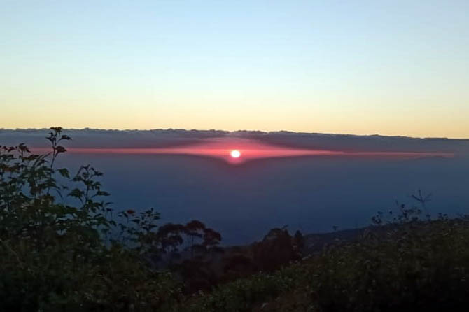 TERASA DEKAT: Pemadangan matahari terbit dapat dinikmati dari Bukit Matahari Desa Sapikerep, Kecamatan Sukapura. (Pemdes Sapikerep for Radar Bromo)
