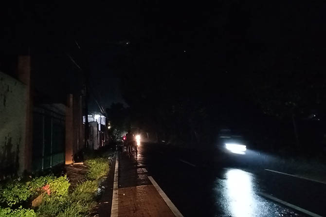GELAP: Kondisi Jalan Maramis, Kota Probolinggo, terlihat gelap tadi malam. Kondisi ini sering dikeluhkan warga karena rawan terjadi kecelakaan dan kejahatan. (Foto: Ridhowati Saputri/Jawa Pos Radar Bromo)