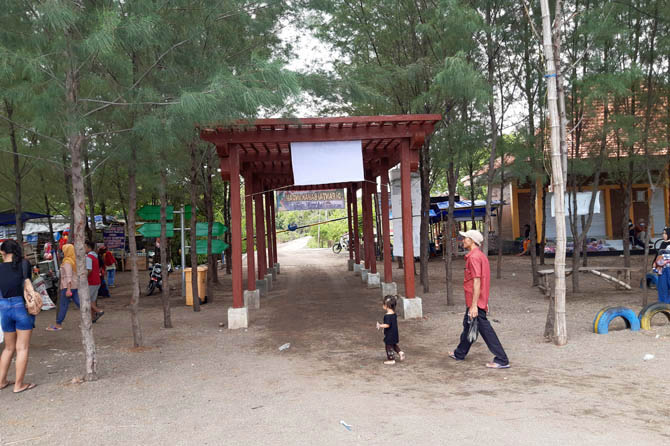 FASILITAS BARU: Sejumlah warga berada di boardwalk di Pantai Bahak, Kecamatan Tongas, yang dibangun tahun kemarin. Fasilitas ini belum dibuka untuk umum karena belum diserahkan ke Pemkab. (Foto: Arif Mashudi/Jawa Pos Radar Bromo)