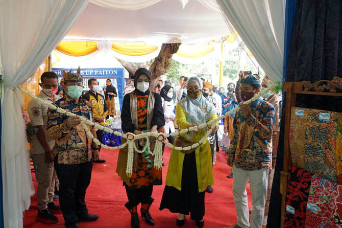 PERESMIAN: Dari kiri, GM PT PJB UP Paiton Ir. Maryono, M.MT, IPU; Bupati Probolinggo Hj. P. Tantriana Sari, S.E.; Ketua Perempuan HKTI Kabupaten Probolinggo, dr. Mirrah Samiyah; dan Ketua APBBA Kabupaten Probolinggo, Mahrus Ali. (PT PJB UP Paiton for Jawa