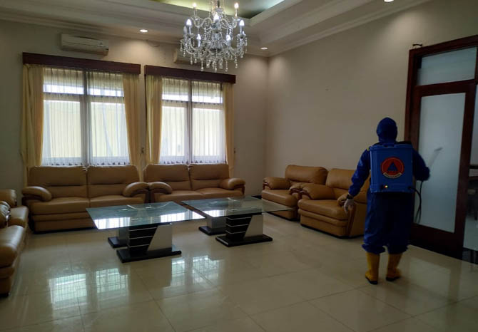 PEMBERSIHAN: Petugas membersihkan pendopo dan rumah dinas wali kota Kamis (25/2) siang. (Foto Istimewa)