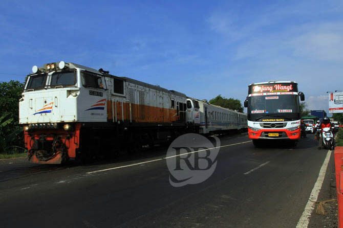 TAMBAH 10 KM: Kereta api yang melaju di perlintasan di Tongas, siang kemarin. PT KAI mulai meningkatkan ambang batas kecepatan KA, untuk meminimalisir waktu pengguna selama di KA. (Foto: Zainal Arifin/Jawa Pos Radar Bromo)