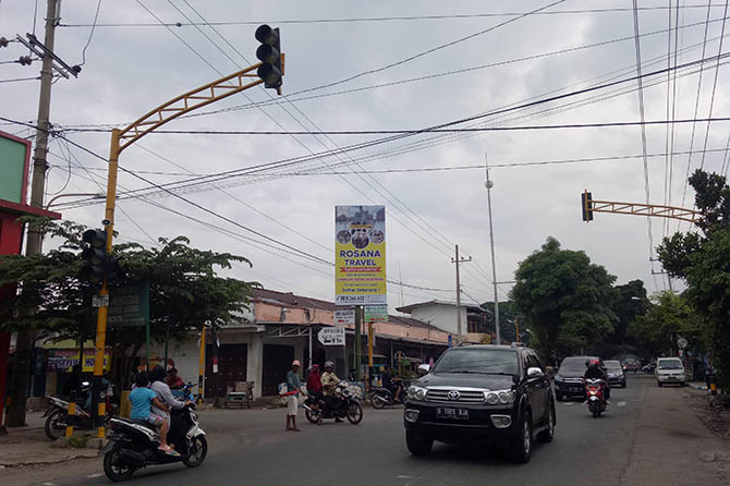 HANYA PAJANGAN: Traffic light di pertigaan utara Pasar Wonorejo yang tidak berfungsi, (24/2). (Foto Mukhamad Rosyidi/Radar Bromo)