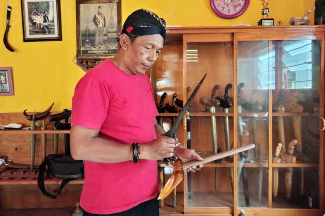 JENIS SENJATA: Rachmad Tjahjono menunjukkan salah satu keris koleksinya. Dia mendapatkan koleksinya dengan membeli atau membayar mahar, atau dibuat dri ahli. (Foto M Busthomi/Jawa Pos Radar Bromo)